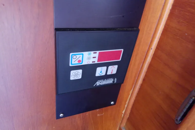Slide: The Image of Control panel on a 1988 Brewer 44 boat, featuring temperature and fan settings. - 73
