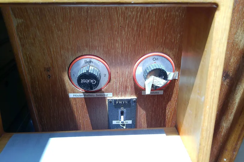 Slide: The Image of Control panel with battery selectors on a 1988 Brewer 44 boat. - 46