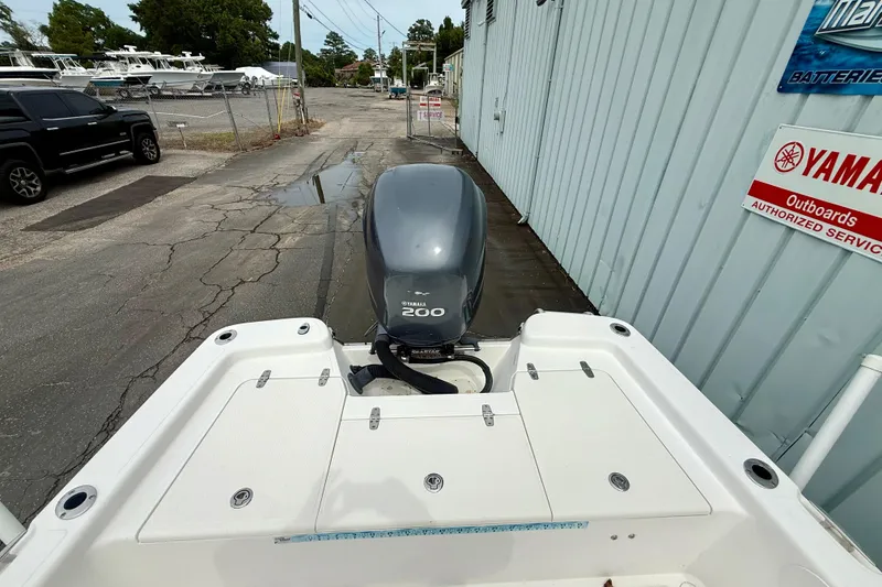 Slide: The Image of Rear view of a 2005 BlackJack 224 boat with Yamaha 200 outboard motor. - 8