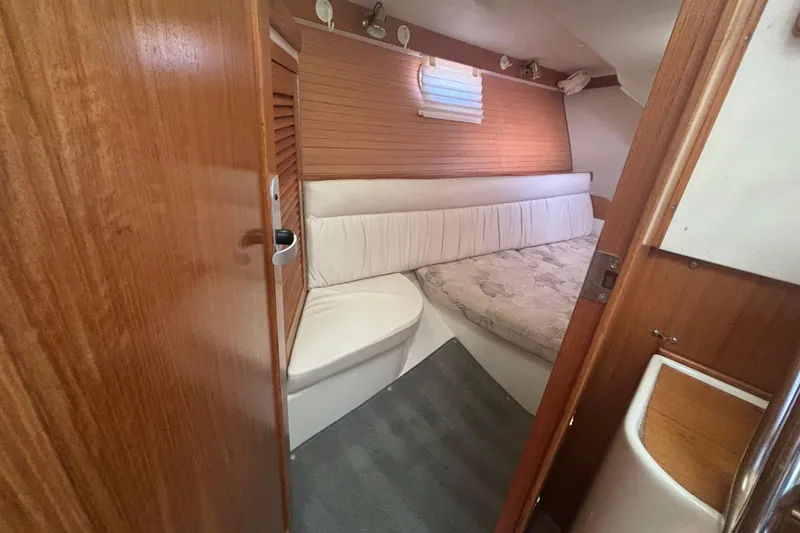 Slide: The Image of Queen bed in aft cabin - 22