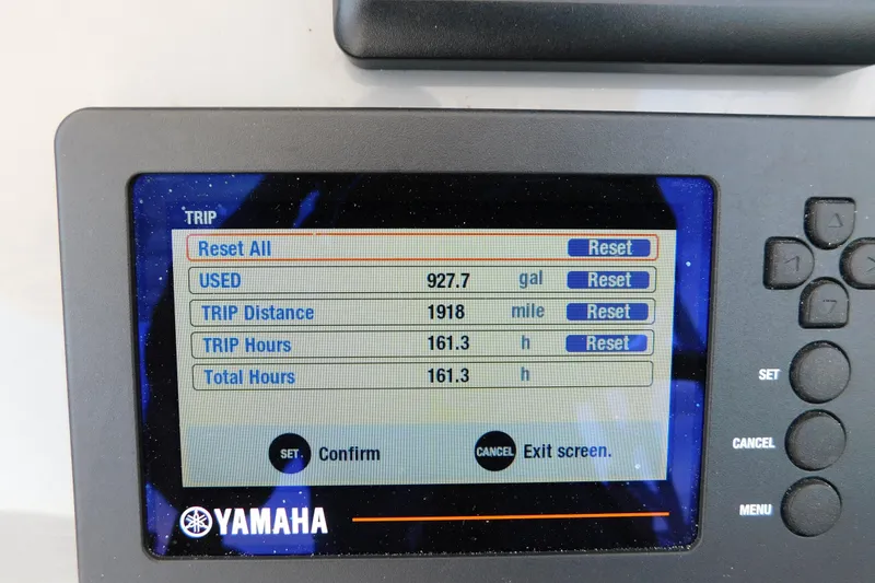 Slide: The Image of Yamaha display showing trip data: 927.7 gallons used, 1918 miles, 161.3 hours. Robalo R247. - 31