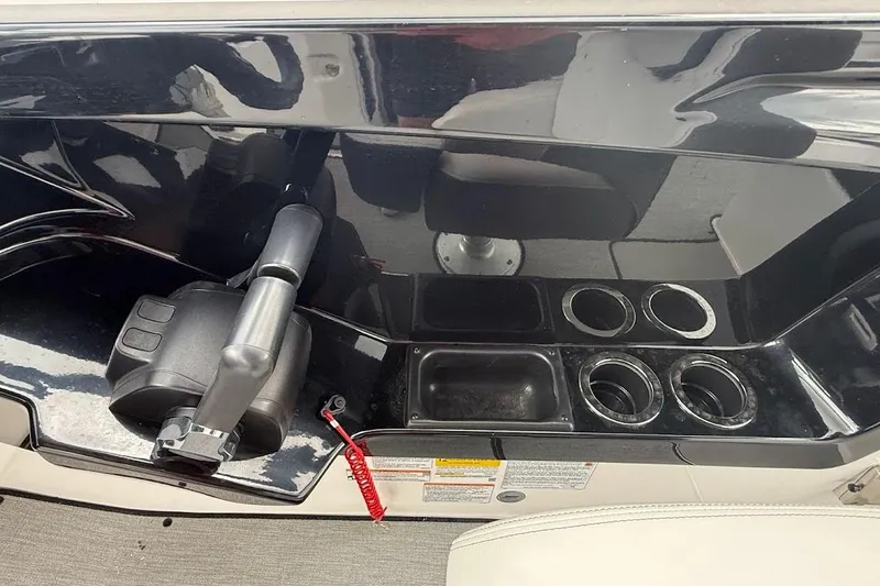 Slide: The Image of Control panel and cup holders on 2025 Yamaha Boats AR250. - 23