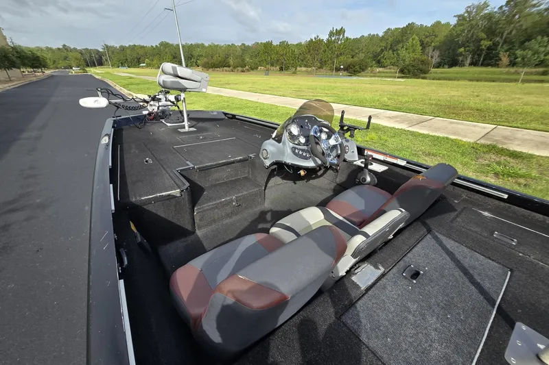 Slide: The Image of 2014 Lowe Stinger 18 HP boat interior with steering console and seating. - 4