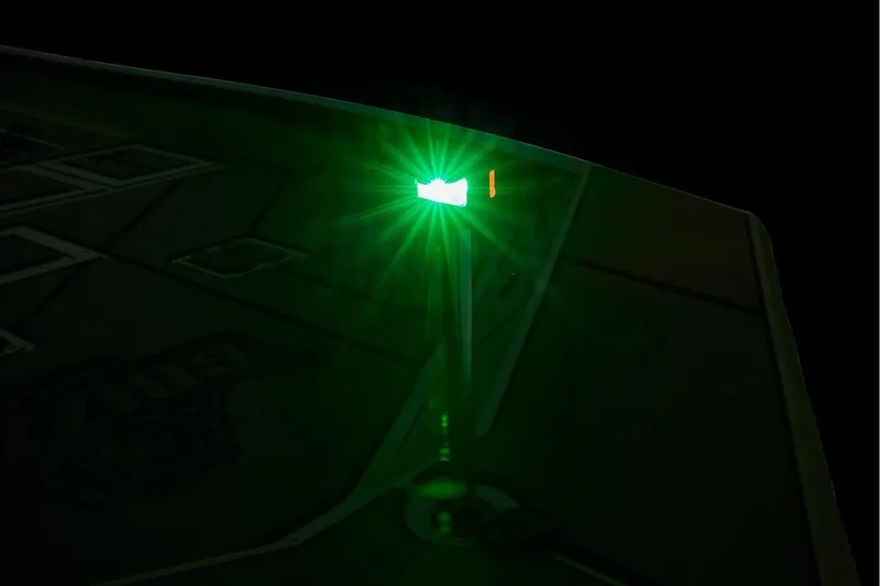 Slide: The Image of Tracker Grizzly 2072 CC 2026 - 10