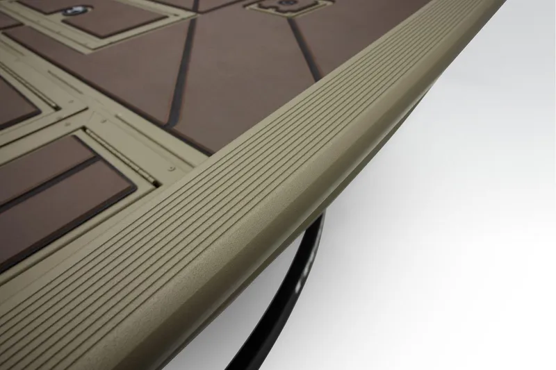 Slide: The Image of Tracker Grizzly 2072 CC 2026 - 16