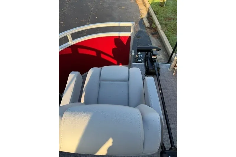 Slide: The Image of Captain's chair on 2026 Sun Tracker SportFish 20 DLX pontoon boat. - 15