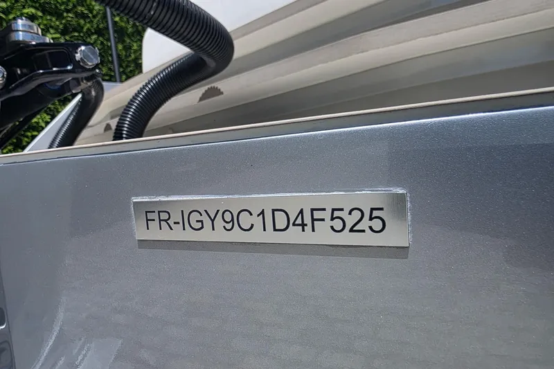 Slide: The Image of 2025 Iguana Commuter with serial number FR-IGY9C1D4F525, close-up view. - 8