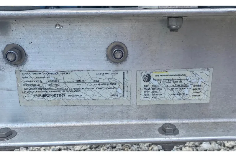 Slide: The Image of 1994 Robalo 2440 Walkaround trailer label with tire and loading information. - 16