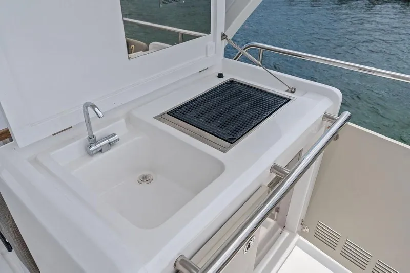 Slide: The Image of Outdoor sink and grill on 2022 Azimut Fly 50 yacht deck. - 29