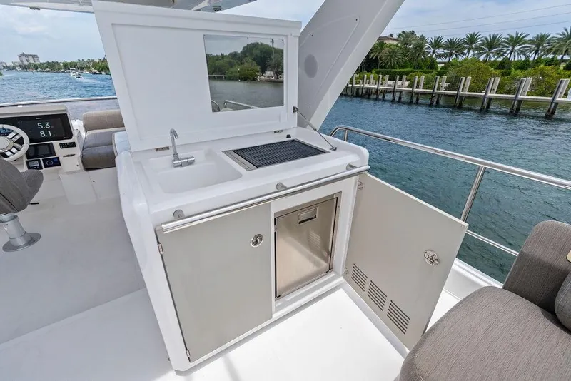 Slide: The Image of Outdoor kitchenette on 2022 Azimut Fly 50 yacht with sink and grill by the water. - 28