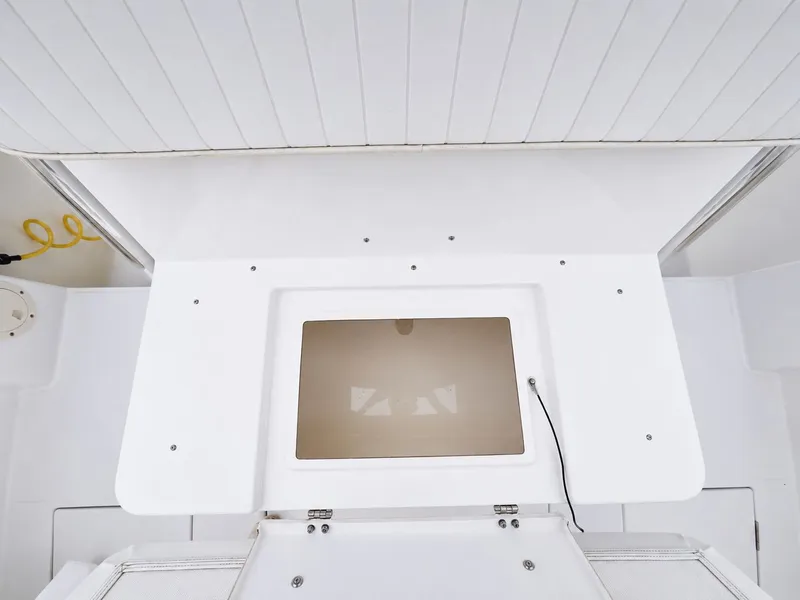 Slide: The Image of Regulator Marine Center Console 23 2000 - 8