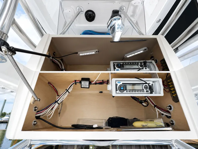 Slide: The Image of Regulator Marine Center Console 23 2000 - 6