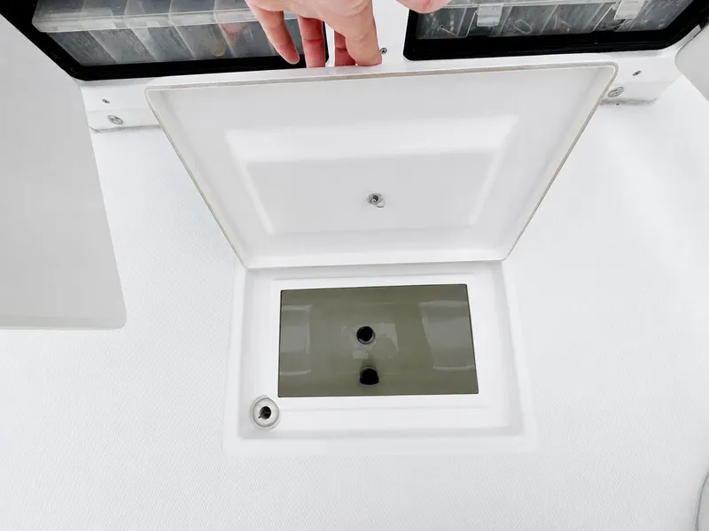 Slide: The Image of Regulator Marine Center Console 23 2000 - 10