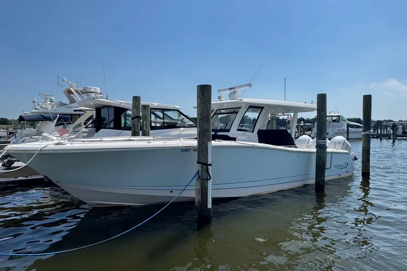 The Image of Robalo R360 Center Console 2025 - undefined