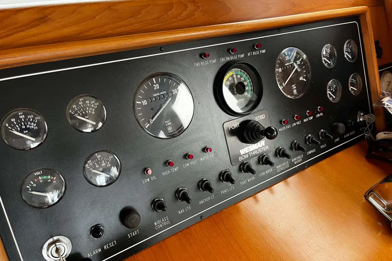 Slide: The Image of Control panel of a 1997 Ocean Alexander 440 Sundeck CPMY yacht. - 28
