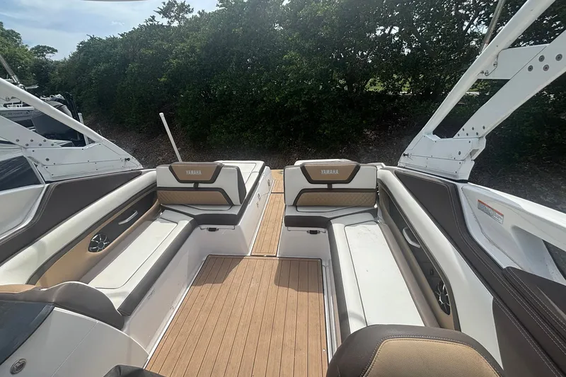 Slide: The Image of 2021 Yamaha Boats 275SE interior with luxurious seating and sleek design. - 8