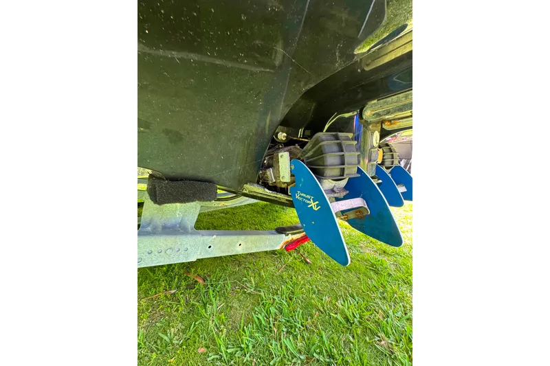 Slide: The Image of 2015 Yamaha Boats AR240 with blue propellers on a trailer, parked on grass. - 38