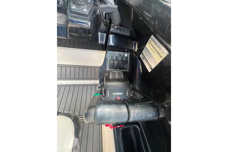Slide: The Image of 2015 Yamaha Boats AR240 control panel and throttle in cockpit area. - 27