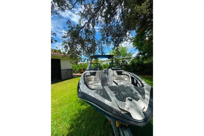 Slide: The Image of 2015 Yamaha Boats AR240 on grass, under tree, with clear blue sky background. - 8