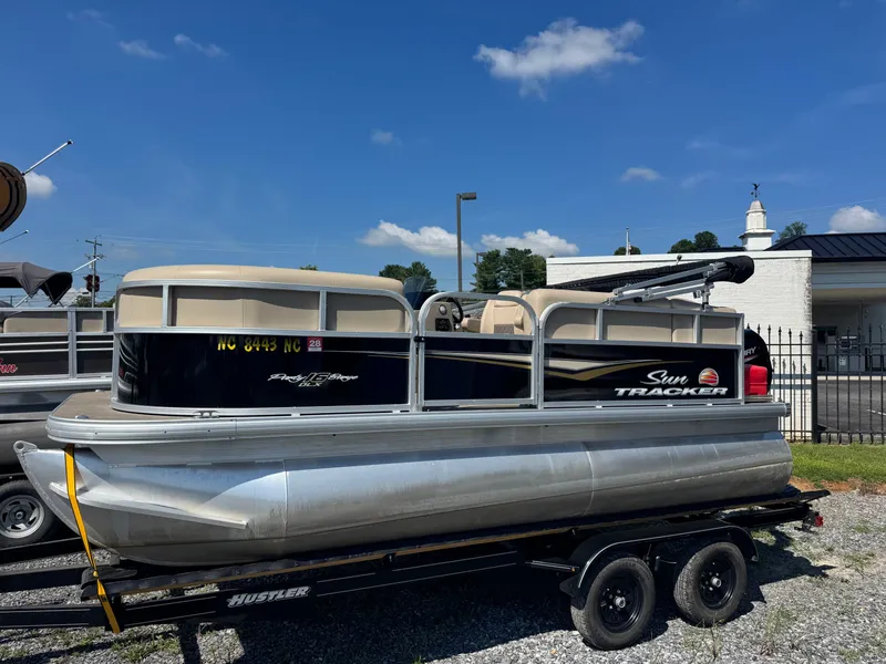 The Image of Sun Tracker Party Barge 16 DLX 2024 - 1