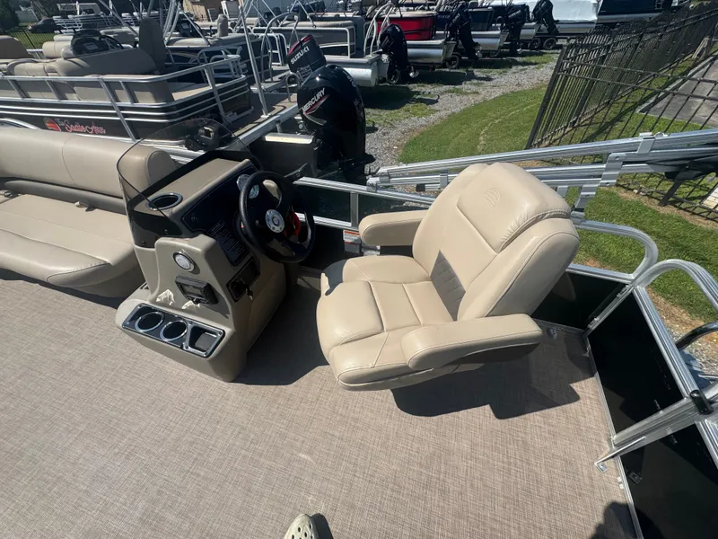 Slide: The Image of Sun Tracker Party Barge 16 DLX 2024 - 19