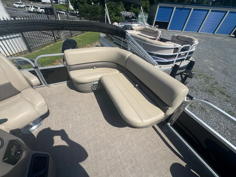 Slide: The Image of Sun Tracker Party Barge 16 DLX 2024 - 17