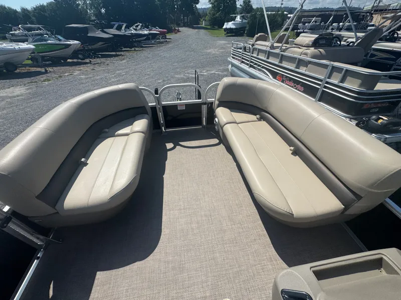 Slide: The Image of Sun Tracker Party Barge 16 DLX 2024 - 26