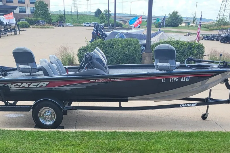 Slide: The Image of 2018 Tracker Pro Team 190 TX boat on trailer in parking lot. - 10