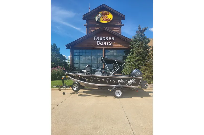 The Image of 2014 G3 Angler V172 FS boat displayed outside Bass Pro Shops Tracker Boats. - 1