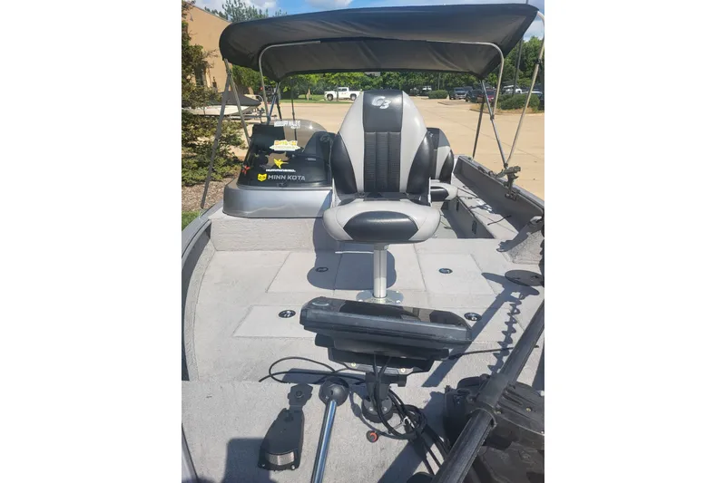 Slide: The Image of 2014 G3 Angler V172 FS boat interior with seating and Minn Kota trolling motor. - 3