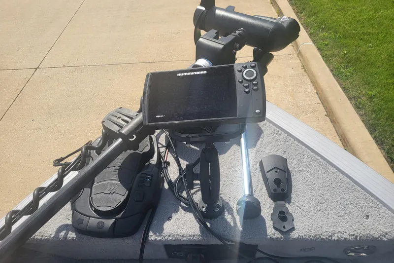 Slide: The Image of 2014 G3 Angler V172 FS boat with Humminbird Helix 7 fish finder and trolling motor. - 9