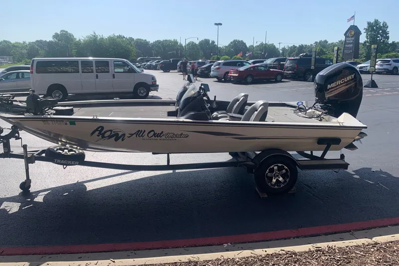 Slide: The Image of 2018 Tracker Pro Team 195 TXW boat on trailer in parking lot. - 7