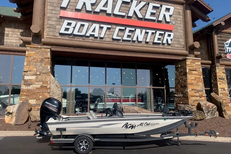 The Image of 2018 Tracker Pro Team 195 TXW boat displayed at Tracker Boat Center. - 1