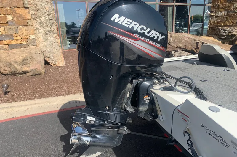 Slide: The Image of 2018 Tracker Pro Team 195 TXW with Mercury FourStroke outboard motor. - 9