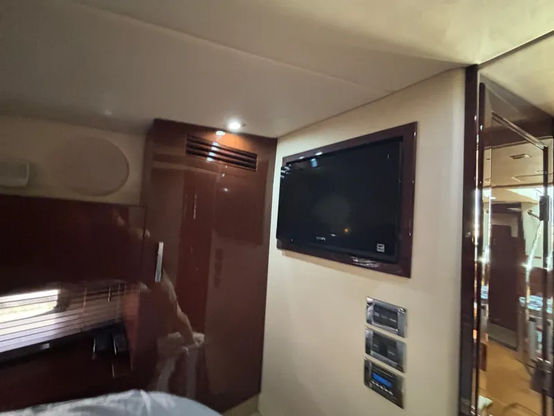 Slide: The Image of Interior of a 2012 Sea Ray 470 Sundancer with a wall-mounted TV. - 20