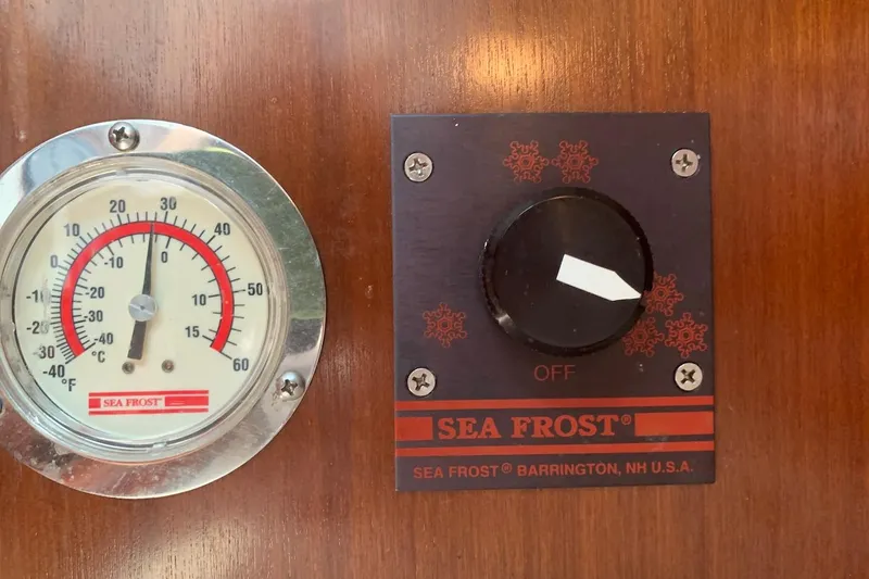 Slide: The Image of Sea Frost temperature gauge and control knob - 45