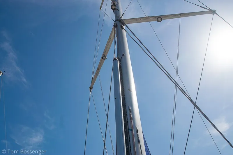 Slide: The Image of Mast of 2009 Hunter 50 Center Cockpit sailboat against clear blue sky. - 84
