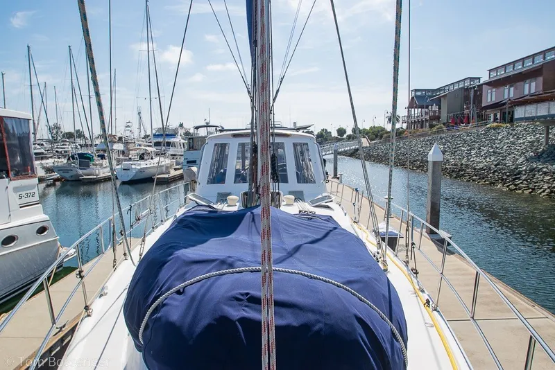 Slide: The Image of 2009 Hunter 50 Center Cockpit yacht docked at a marina, surrounded by other boats. - 83