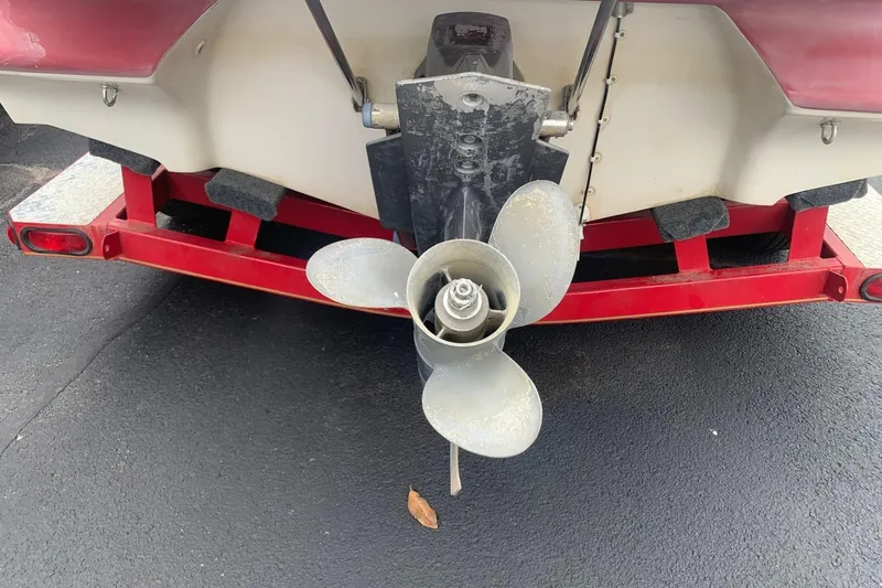 Slide: The Image of Rear view of a 2003 Monterey 228SI Montura Bowrider on a red trailer. - 9