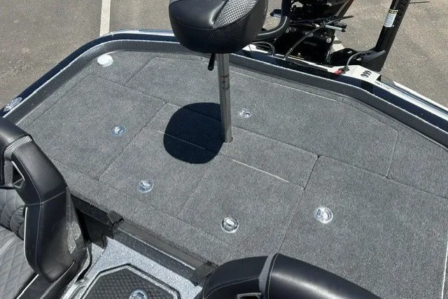Slide: The Image of 2026 Ranger Z521R boat deck with seating and storage compartments. - 18