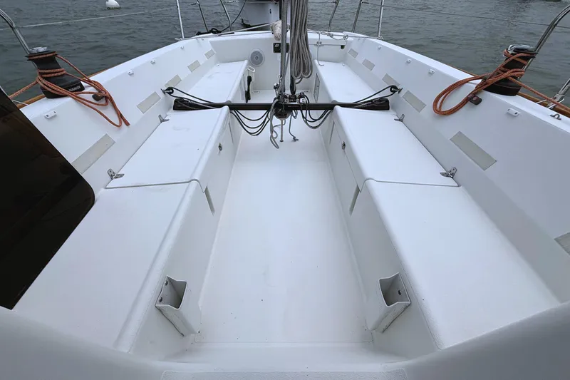 Slide: The Image of 2006 J Boats J/100 sailboat cockpit with clean white seating and rigging. - 23
