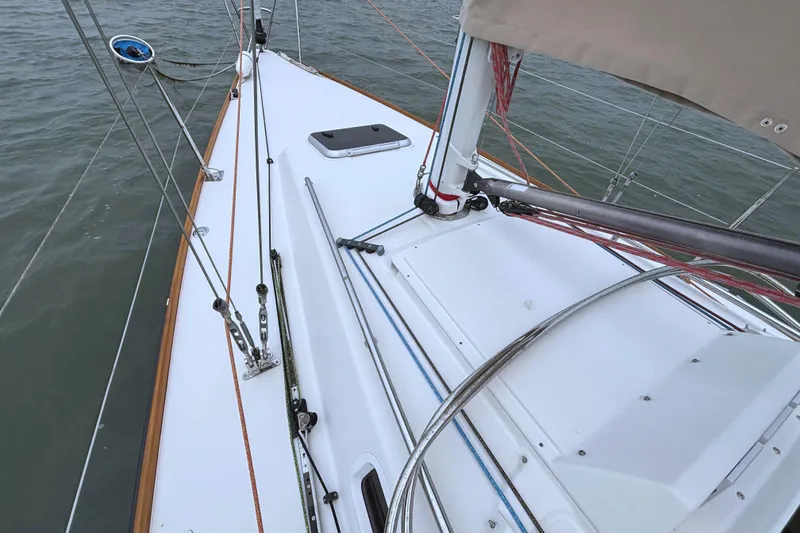 Slide: The Image of 2006 J Boats J/100 sailboat deck with rigging and ropes on water. - 17