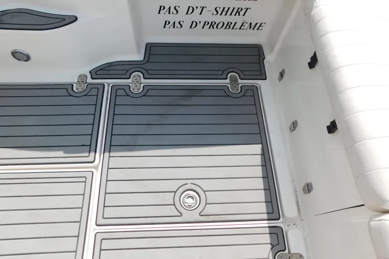 Slide: The Image of 2006 Fountain 38 LX boat deck with gray non-slip flooring and French text. - 69