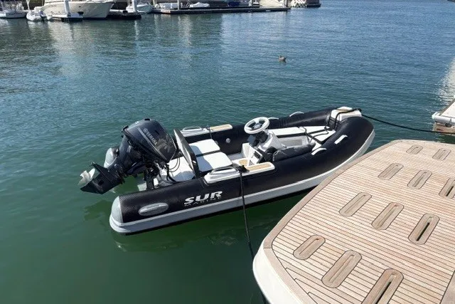 The Image of Ein SUR Marine ST 330 Classic Schlauchboot von 2027 liegt an einem Dock im Wasser. - 0