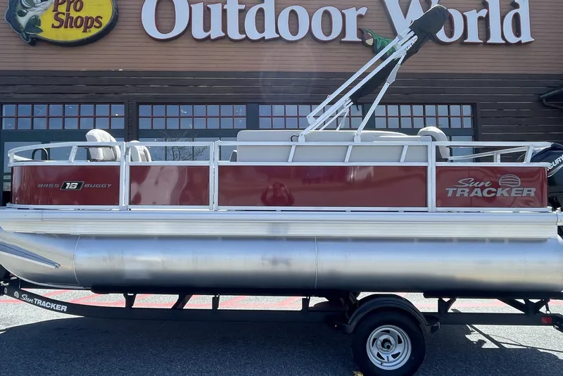 The Image of Sun Tracker Bass Buggy 18 DLX 2026 - undefined