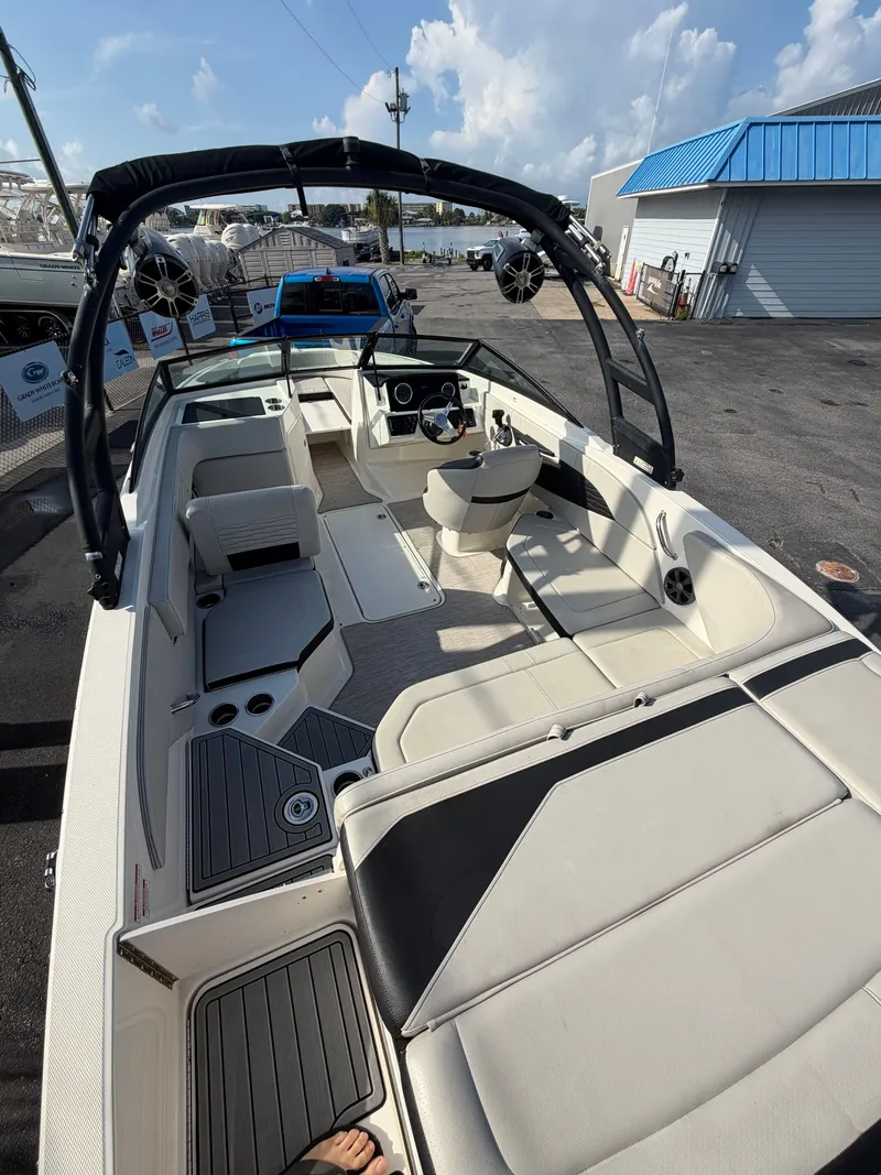 Slide: The Image of Sea Ray SPX 210 Outboard 2021 - 4