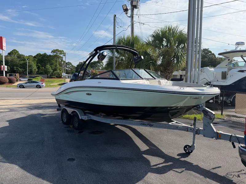 Slide: The Image of Sea Ray SPX 210 Outboard 2021 - 0