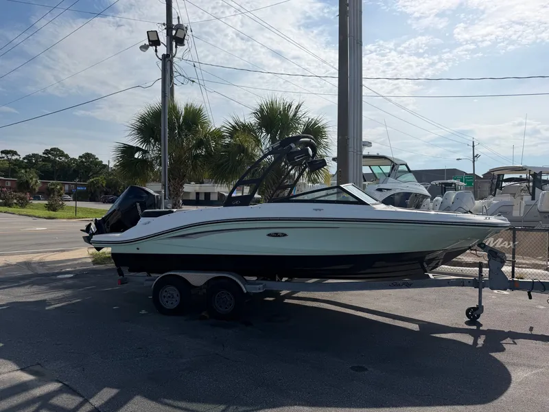 Slide: The Image of Sea Ray SPX 210 Outboard 2021 - 1