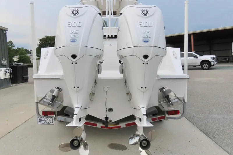 Slide: The Image of 2008 Onslow Bay 27 Offshore Edition boat with dual Yamaha 300 V6 outboard engines. - 4