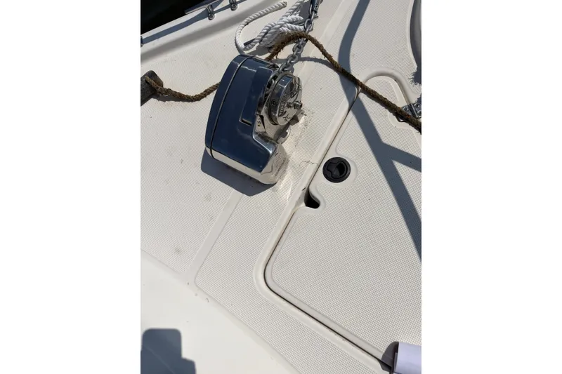 Slide: The Image of Deck of 1998 Pursuit 2860 Denali boat with anchor winch and rope. - 14